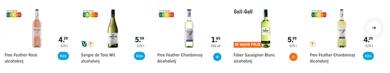 Alcoholvrije rosé in glas tegen lichte achtergrond